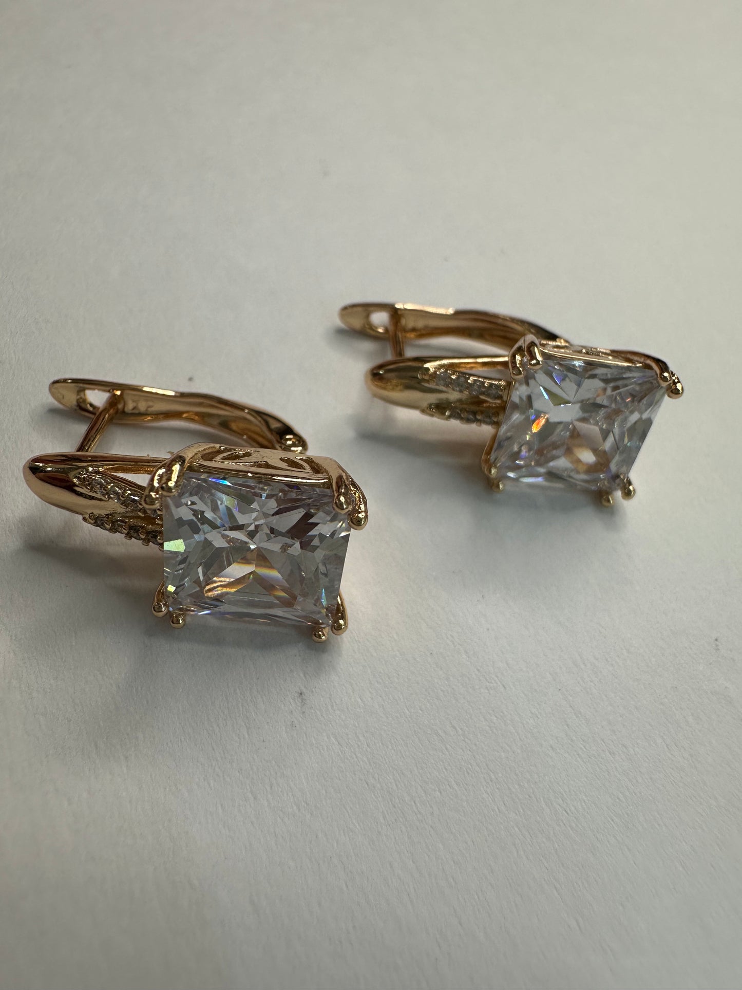 Zircon Huggies